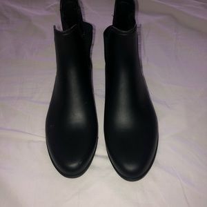 STORM SHOES HARDLY WORNE . Black almost new . Size 8 fits like a 7.5